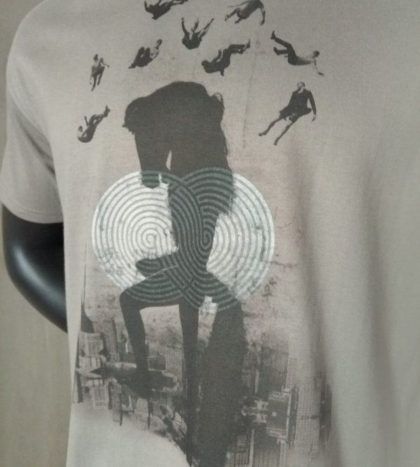 Camiseta Leguas modelo Teseo Kaki detalle