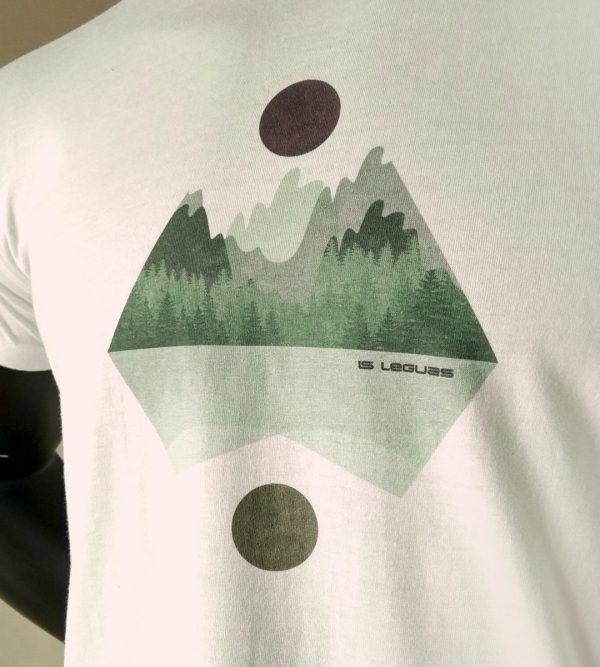 Camiseta Leguas montañas color blanco roto detalle