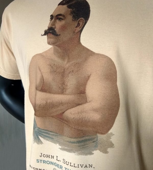 Camiseta de diseño original modelo Stronger de Leguas sobre fondo ocre